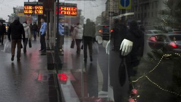 Рубль падает, русские позёвывают