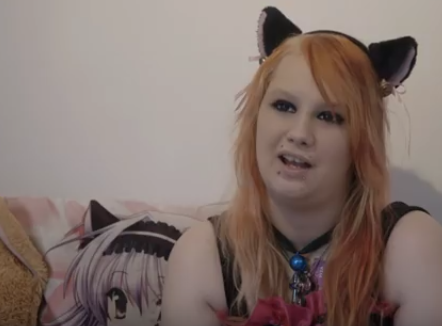 Трансживотное? Эта девушка действительно верит, что она на самом деле кошка, по ошибке ставшая человеком