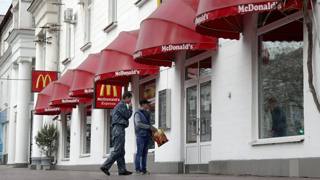 «Царь-чизбургер» сменит в Крыму американский фаст-фуд