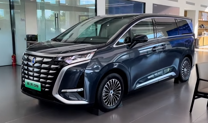 Эксклюзивный минивэн Denza D9 DM-i с 7 экранами поступит в продажу уже 5 августа