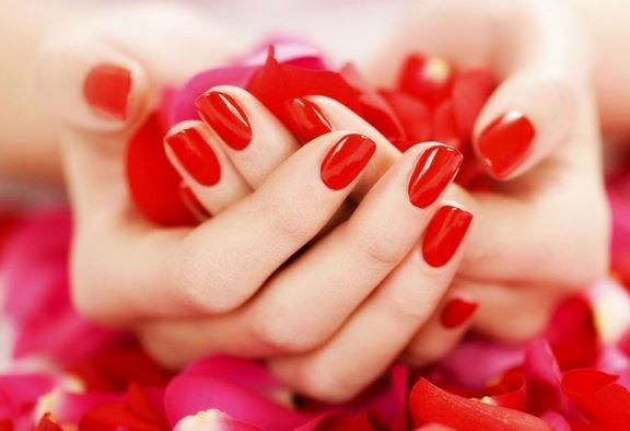 Красный маникюр: блистай, удивляй, сияй!