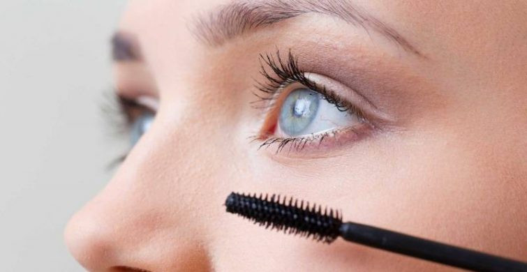Различные виды туши для ресниц выполняют не только эстетическую функцию, но и защитную