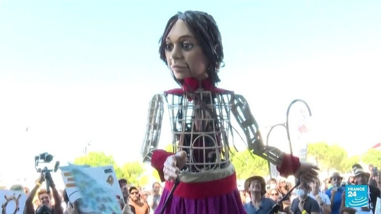 France 24: марионетка — «беженка» Амаль, которая повторяет трудный путь мигрантов по Европе, добралась до Марселя