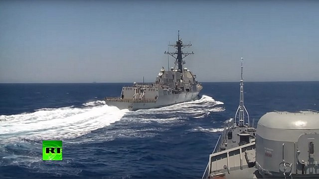 Sky News: Эсминец США «подрезал» российский корабль в Средиземном море