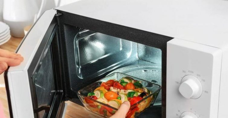 Какие продукты питания нельзя нагревать в микроволновке