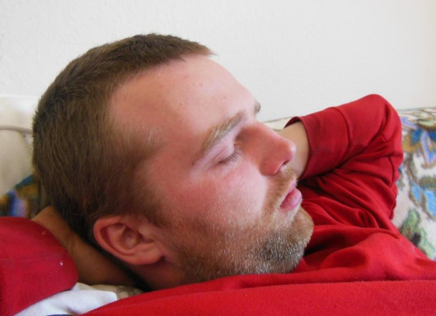 Отоларинголог Демейсон назвала причиной головных болей дыхание во сне через рот