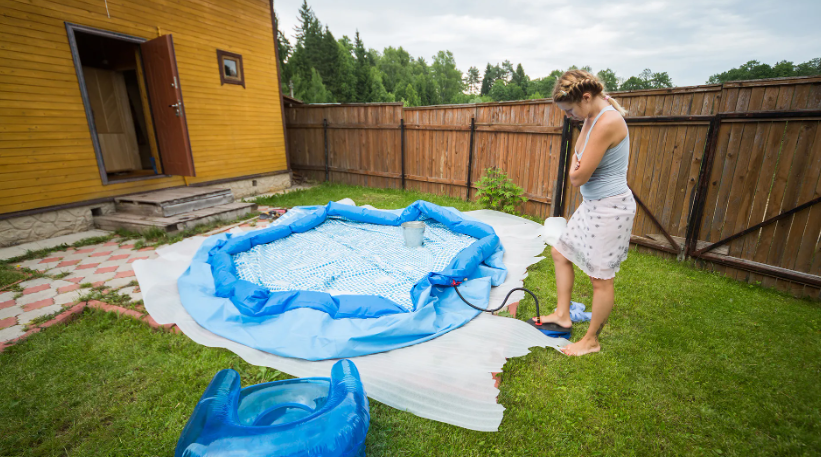 Защитите свое здоровье: опасные болезни, которые можно подхватить в дачном бассейне