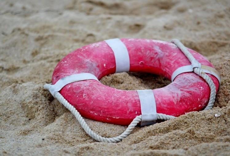 На пляже под Волгоградом вытащили из воды тела двух мужчин