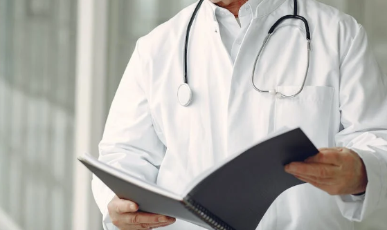 Маммолог Сойнов предупредил женщин о проблемах большой груди