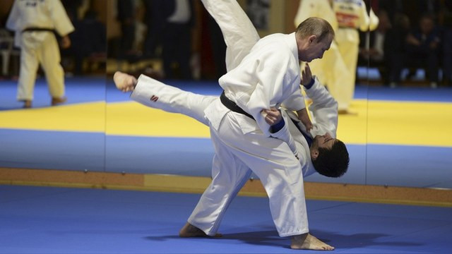 Express: Путин уложил российских дзюдоистов и дал паспорт тренеру