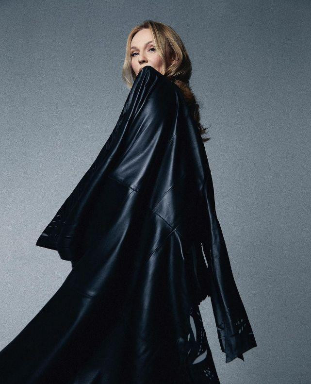 Альбина Джанабаева в траурном образе сообщила о релизе для россиян