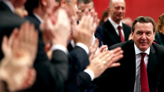 Шрёдер: Санкции и войска НАТО у границ РФ противоречат интересам Германии