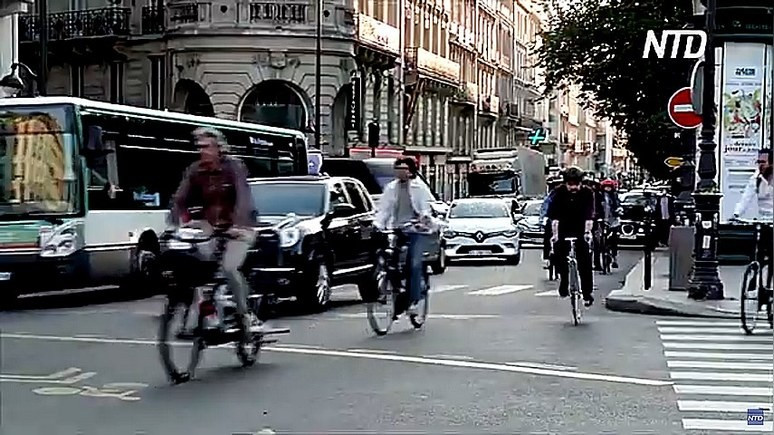 NTD: велосипедисты против пешеходов — улицы Парижа погрузились в «полнейших хаос»