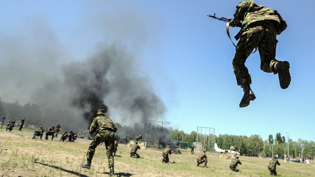 El País: Бить врагов Украины учат за 800 гривен