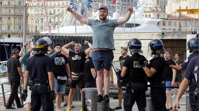 Sun: «Свиньи» из России превзошли британских фанатов в дикости