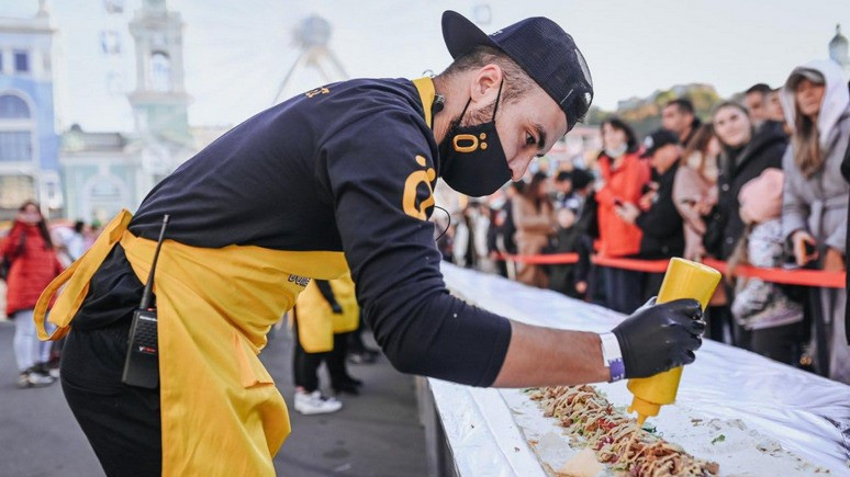 24 канал: на Украине приготовили самую большую шаурму в стране