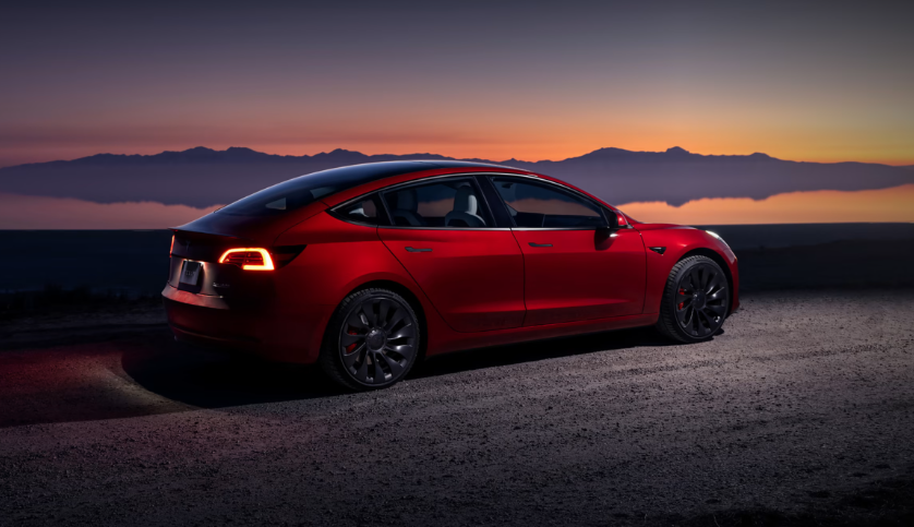 Пластиковая педаль Tesla Model 3 треснула под ногой владельца прямо на дороге