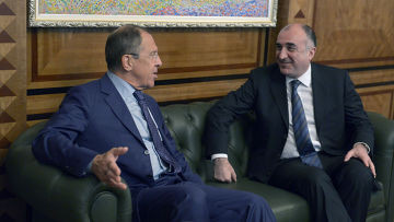 Восток и Запад перетягивают канат в борьбе за сближение с Баку