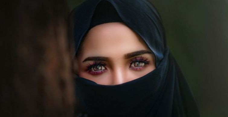 Как арабские женщины выглядят под паранджой или хиджабом и чем отличается их внешний вид наедине с мужем