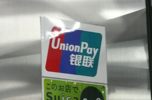 Экономист Змиев посоветовал россиянам брать наличную валюту в зарубежные поездки