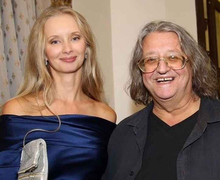 Театр «Градский Холл» просит его наследников через суд забрать с парковки золотой «Линкольн» и «Мерседесы»