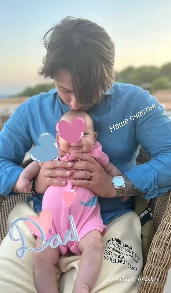Жена Стаса Михайлова показала 2-месячную внучку на руках у отца