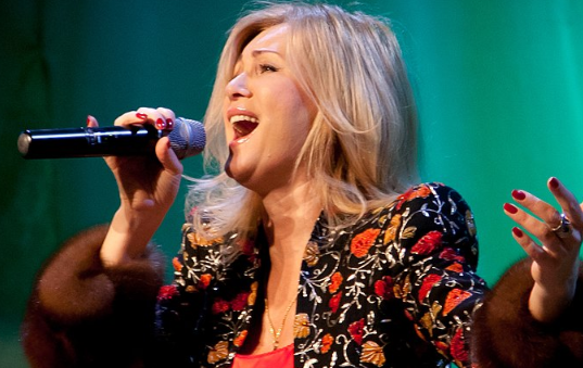 Вика Цыганова удивила поклонников помолодевшим видом на модном показе