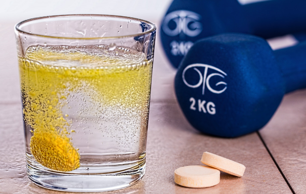 Daily Mail Добавки с глюкозой и электролитами назвали спасением от похмелья и жары