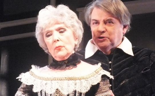 Алена Яковлева и названная дочь расплакались у гроба Веры Васильевой