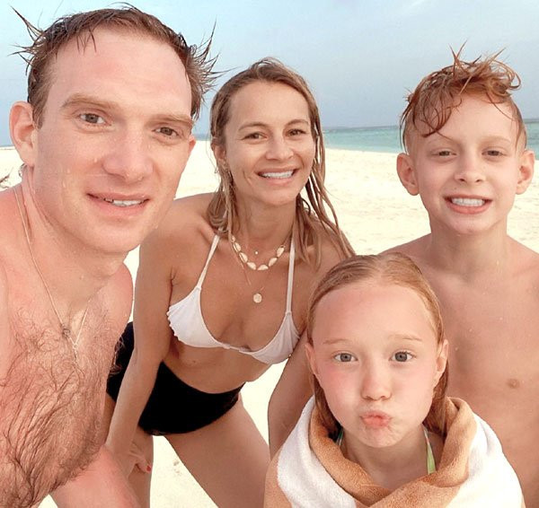 Эмигрировавший из РФ в США Андрей Бурковский снялся с женой, дочерью и сыном на пляже