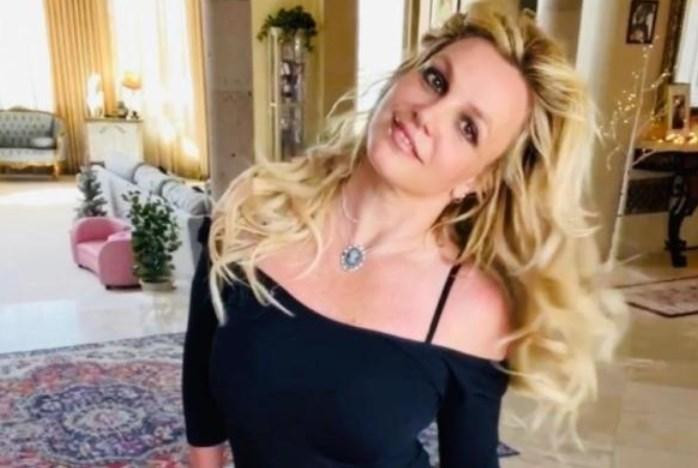 Бритни Спирс в сексуальном бикини станцевала на пилоне