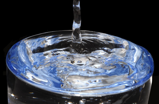 Врач Валькова развеяла мифы о том, сколько литров воды нужно пить ежедневно