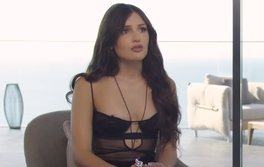 Дина Саева снялась на улице в прозрачном платье