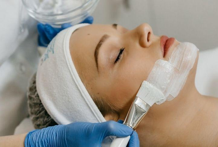 Дерматолог Энтель назвала чистотел одним из самых опасных средств для удаления бородавок