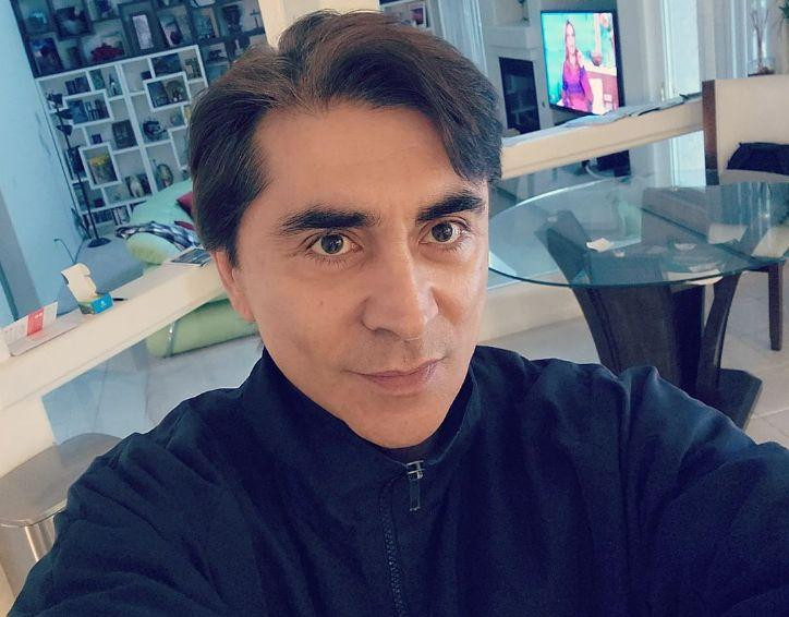 Сын Джигарханяна ухаживает за могилой отца после возвращения в Россию из Лос-Анджелеса