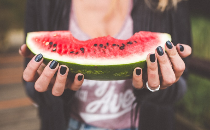 Агроном Коврижных рекомендовала использовать арбузные корки для избавления от вредителей на огороде