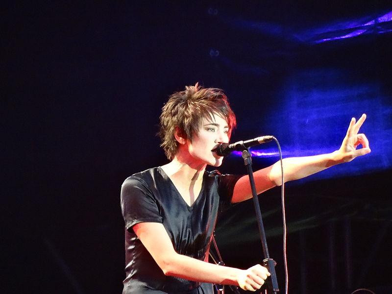 Земфира дергалась и кричала во время исполнения танца на концерте в Риге