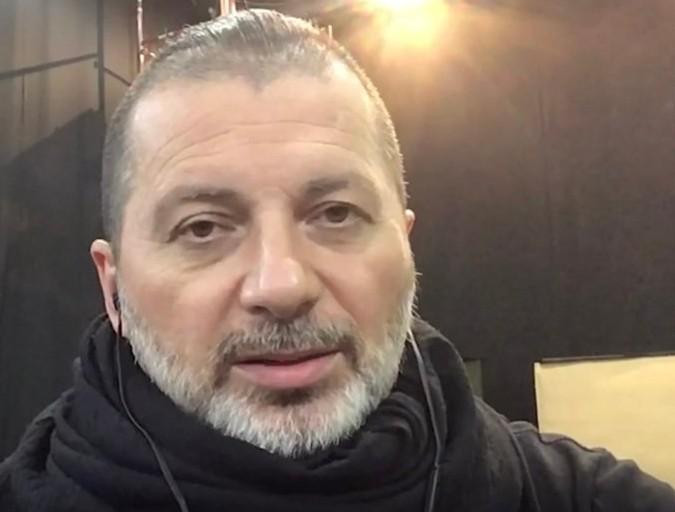 Рок-музыкант Вадим Самойлов шуткой объяснил чёрный цвет и форму своего наряда в «Лужниках»