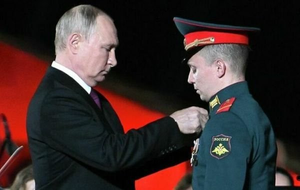 Владимир Путин вручил звезды Героев России экипажу танка Т-80 "Алеша"