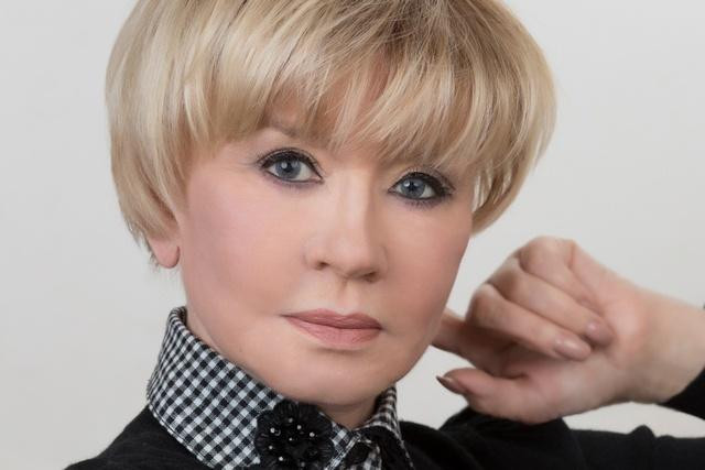 Вера Алентова предстала с обручальным кольцом