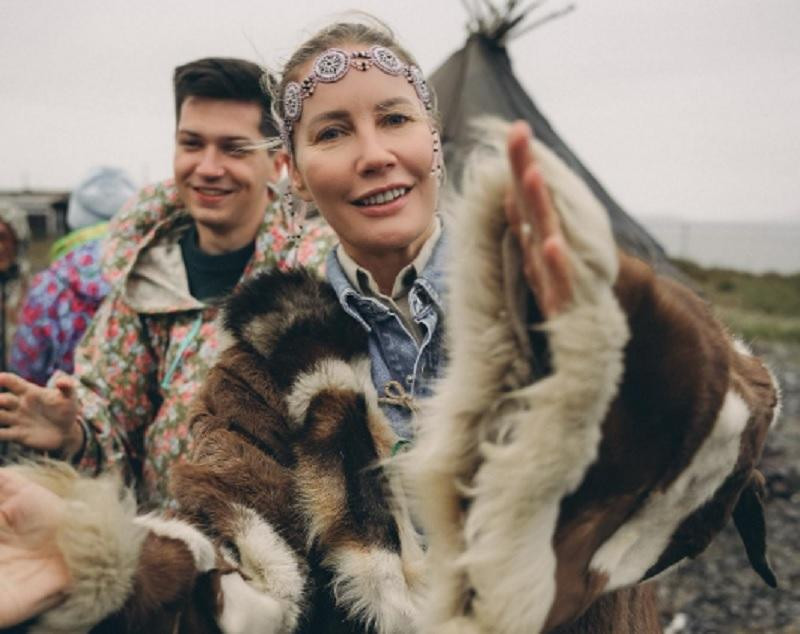 Телеведущая Елена Летучая продемонстрировала танец в образе чукчи