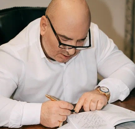 О роли Александра Коржакова в создании романа «Золотые пилигримы» рассказал автор - Новая общественная газета