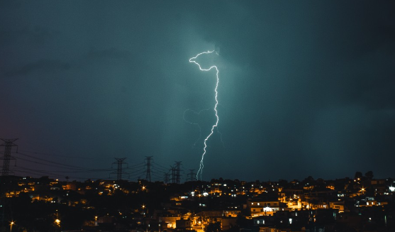 Житель Китая выжил, получив два удара молнии подряд