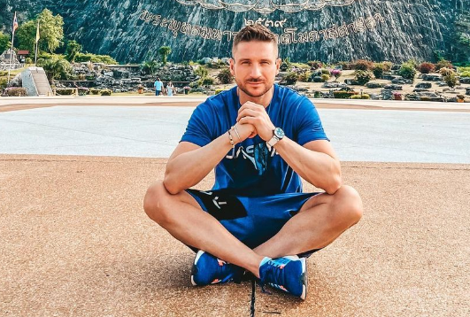 Сергей Лазарев показал, как готовит детей к саду и школе