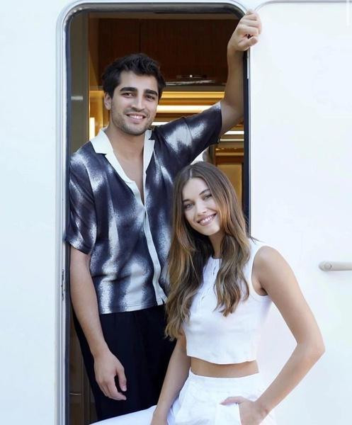 В Сети появилось новое фото Афры Сарачоглу и Мерта Рамазана Демира из «Зимородка»