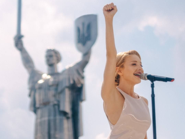 Уроженка Магадана Тина Кароль спела на фоне горящего Кремля