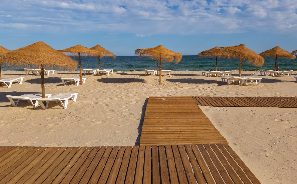 В Сочи задержали сотрудника пляжа за махинации с шезлонгами на 350 тысяч рублей