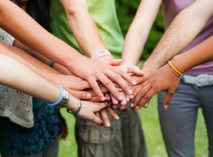 Международный день дружбы 30 июля 2023 года: поздравления и открытки для друзей, идеи подарков