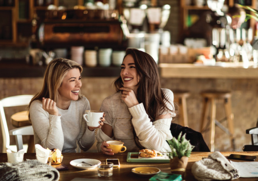 1 августа отмечается День подруг и любимой девушки, красивые открытки с праздником