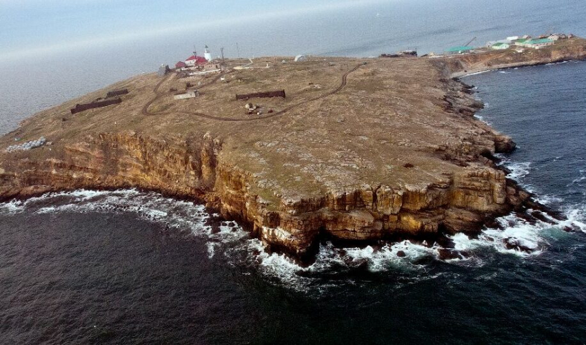 Россия снова прицельно бьет по острову Змеиный: в чем причина